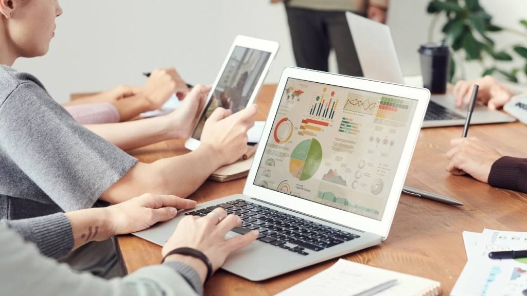 Navigating the Fast Lane - The Challenges of Real-Time Marketing - Freelancers Hub